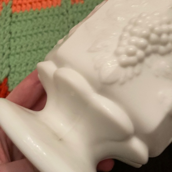 Vintage Westmorland Milk Glass Embossed Grape Pattern Pitcher - Picture 9 of 15